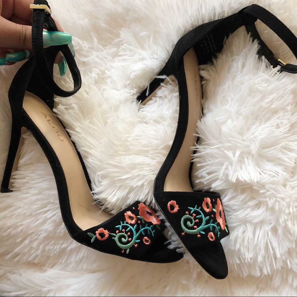 Aldo heels with floral embroidery - Picture 2 of 3